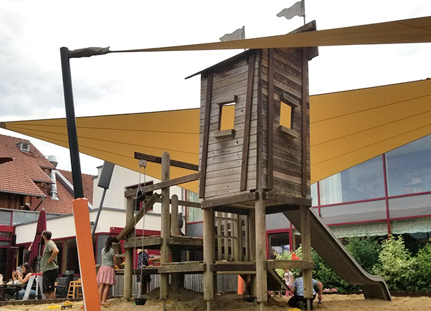 Das Sonnensegel angebracht auf einem Spielplatz