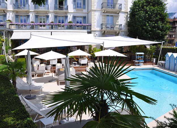 elektrisch aufrollbares Sonnensegel in der Gastronomie