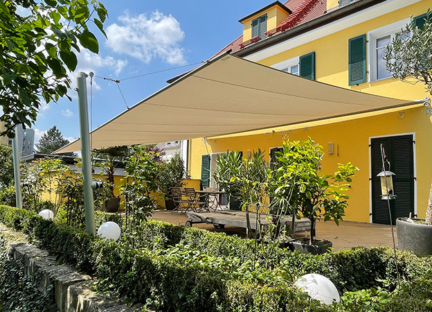 elektrisch aufrollbares Sonnensegel auf der Terrasse