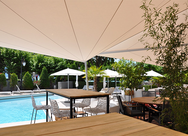 elektrisch aufrollbares Sonnensegel auf der Dachterrasse