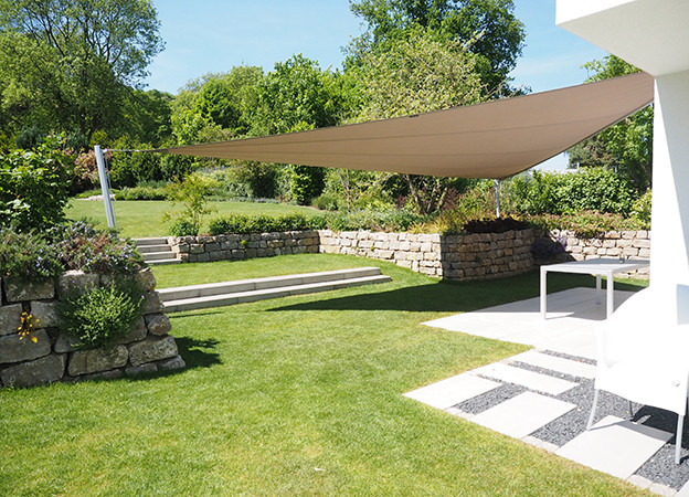 Das fest verspannte Sonnensegel am Einfamilienhaus