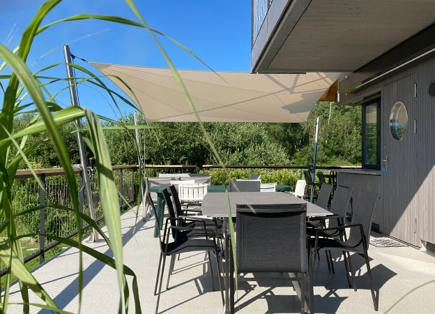 elektrisch aufrollbares Sonnensegel auf der Terrasse in München