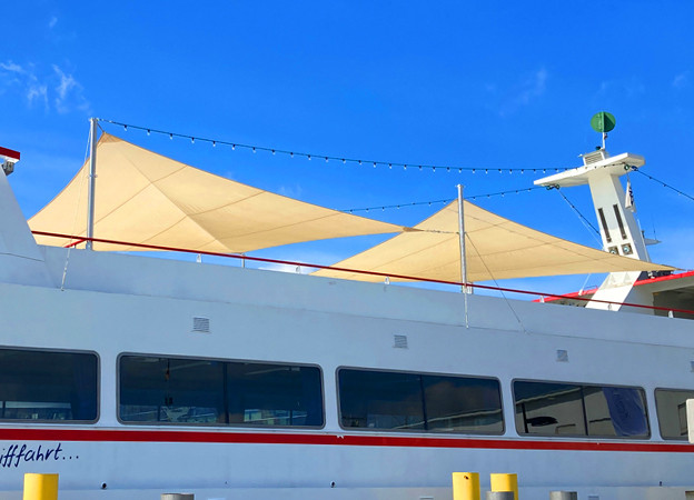 festverspannte Sonnensegel von Sunfurl auf einem Schiff