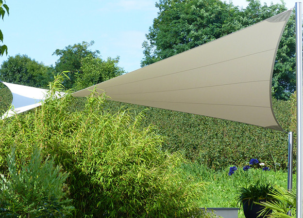 Das festverspannte Sonnensegel im Garten