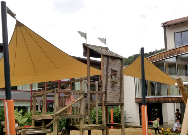 Das Sonnensegel angebracht auf einem Spielplatz