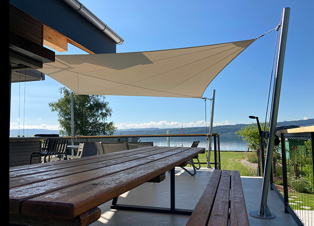 elektrisch aufrollbares Sonnensegel auf der Dachterrasse