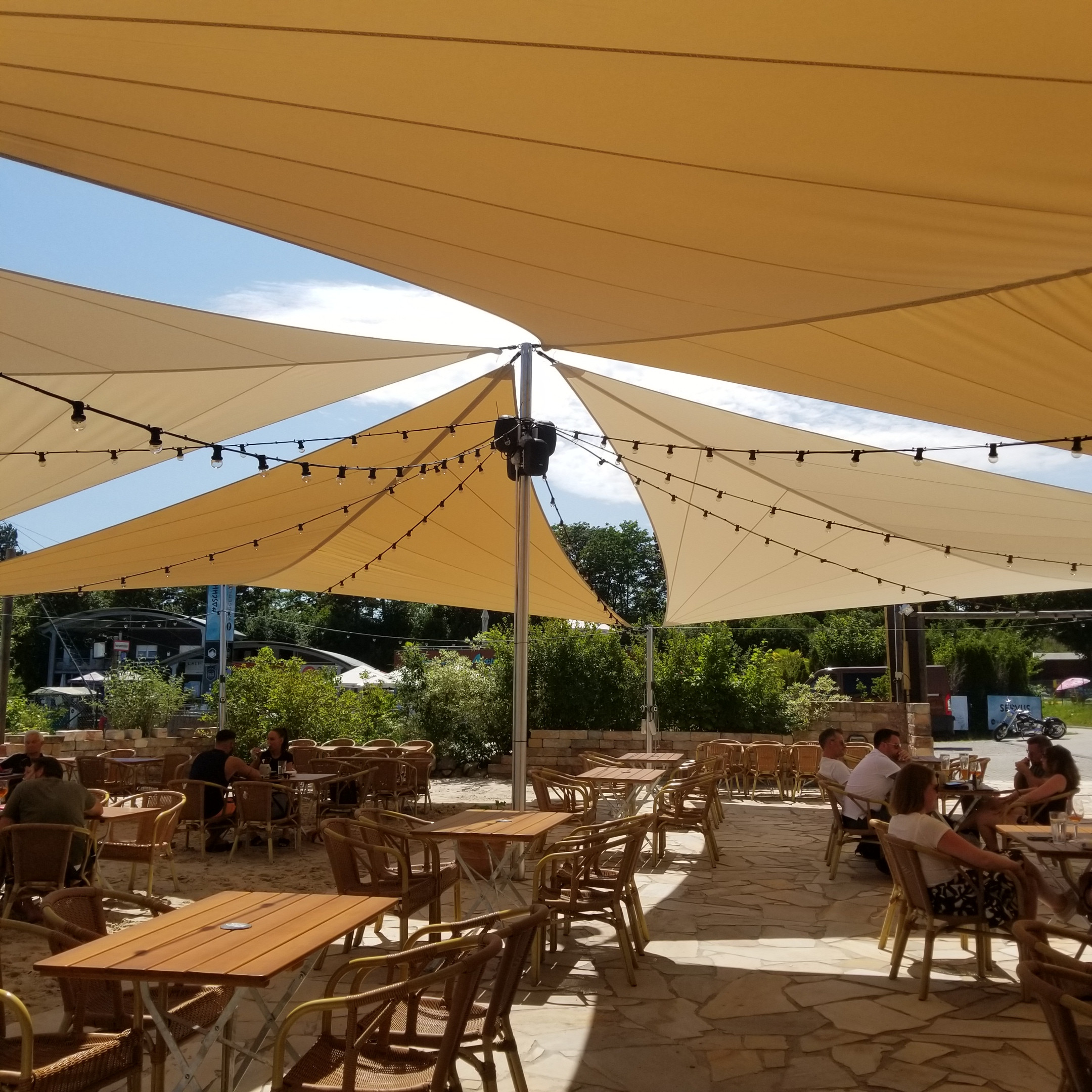 Sonnensegel für die Gastronomie im Außenbereich - Biergarten