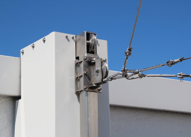 Die Masten der Sonnensegel